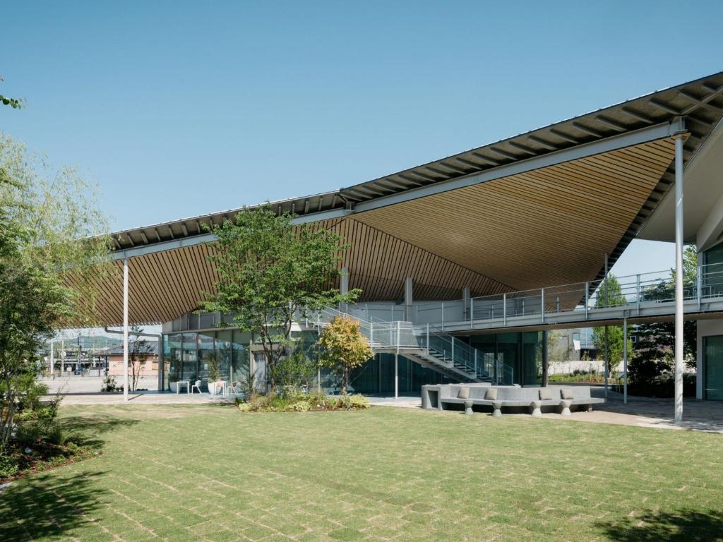 Itomachi Hotel 0 - sweeping timber roof, glass walls and lawn