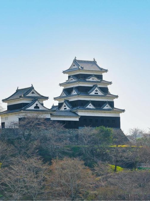 Ozu Castle keep rising above the Hiji River at dusk